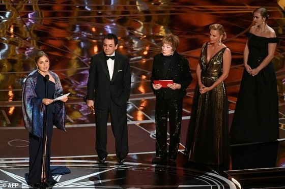 Iranian-US engineer Anousheh Ansari (L) delivers a speech on behalf of Iranian director Asghar Farhadi while accepting the Oscar for Best Foreign Language Film for «The Salesman»