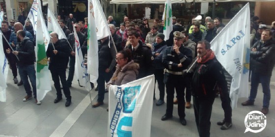 La protesta degli agenti scesi in piazza