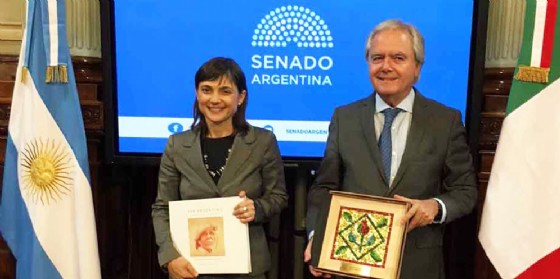 Debora Serracchiani durante la sua visita in Argentina