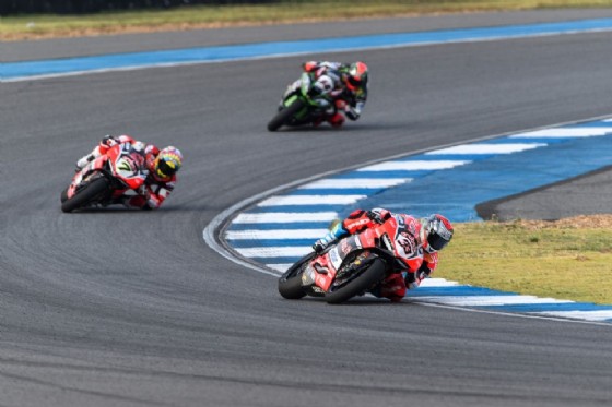 Marco Melandri in azione davanti al compagno di squadra Davies