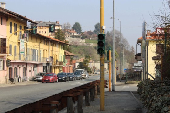 Lungo la strada transitano ogni giorno migliaia di mezzi