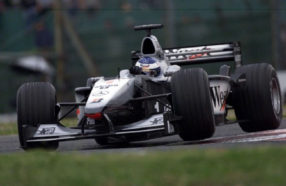Il due volte campione del mondo al volante di una delle sue McLaren iridate
