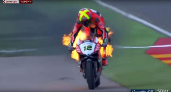 La Ducati Panigale R di Xavi Fores in fiamme
