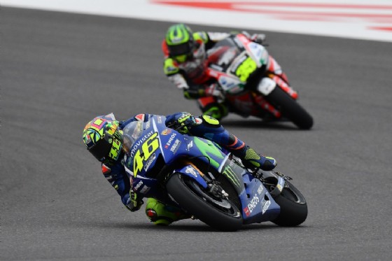 Rossi davanti a Cal Crutchlow in gara a Termas de Rio Hondo