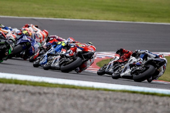 Jorge Lorenzo tocca Andrea Iannone in partenza