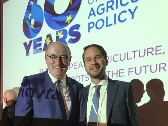 l’assessore regionale alle Risorse agricole Cristiano Shaurli con Phil Hogan, commissario europeo per l'agricoltura e lo sviluppo rurale