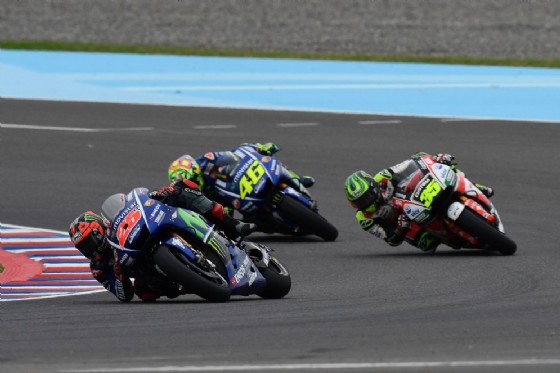 Vinales in azione in Argentina davanti a Cal Crutchlow e Rossi