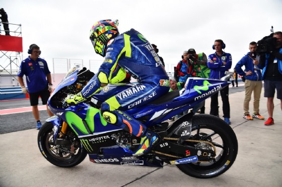 Il Dottore esce dai box in sella alla sua Yamaha
