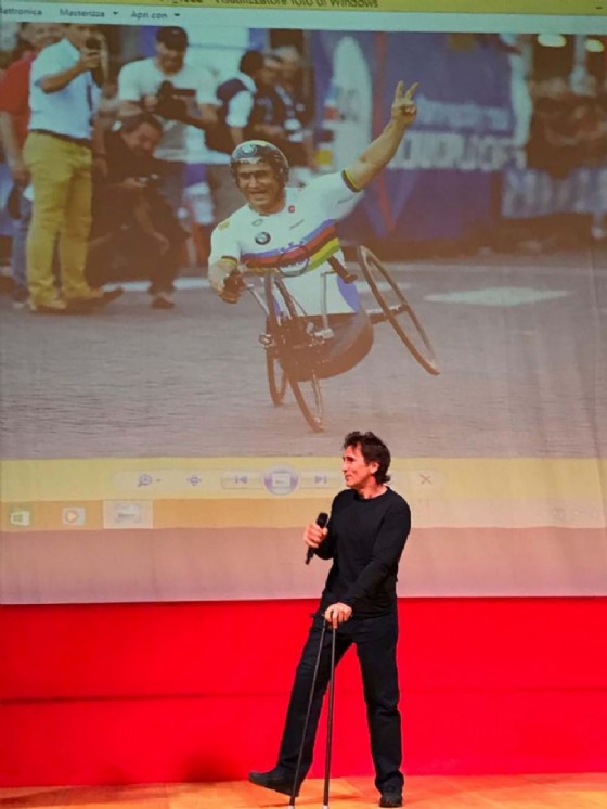 Alex Zanardi (Campione Formula 1 e olimpionico Paraciclismo) alla presentazione della Coppa del Mondo di Paraciclismo (© Regione Friuli Venezia Giulia) Alex Zanardi (Campione Formula 1 e olimpionico Paraciclismo) alla presentazione della Coppa del Mondo di Paraciclismo (© Regione Friuli Venezia Giulia)