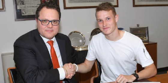 Jankto dopo la firma del contratto (© Petrussi) Jankto dopo la firma del contratto (© Petrussi)
