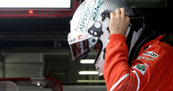 Sebastian Vettel si mette il casco ai box