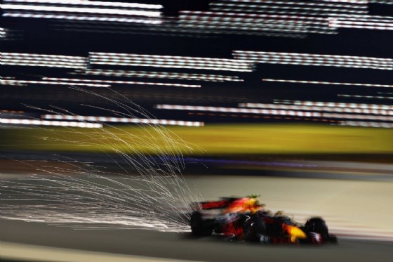 Dal fondo della vettura di Max Verstappen volano scintille