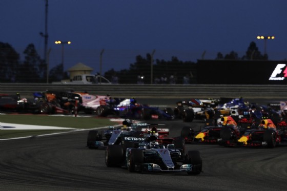 Il sorpasso di Vettel su Lewis Hamilton alla partenza
