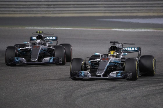Hamilton scavalca il suo compagno di squadra Valtteri Bottas