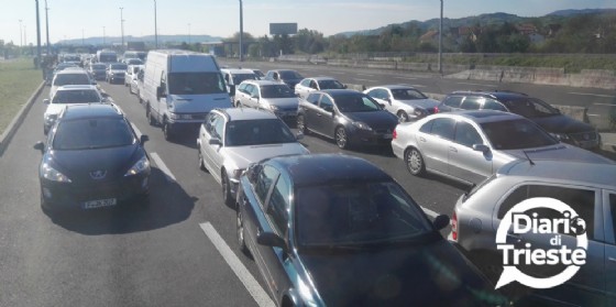 Ore di attesa al confine tra Croazia e Slovenia: la testimonianza