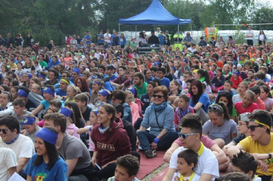 Ii ragazzi sul grande prato principale della struttura