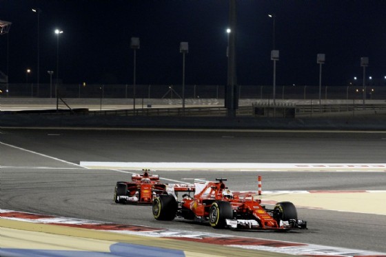 Raikkonen dietro al suo compagno di squadra Sebastian Vettel