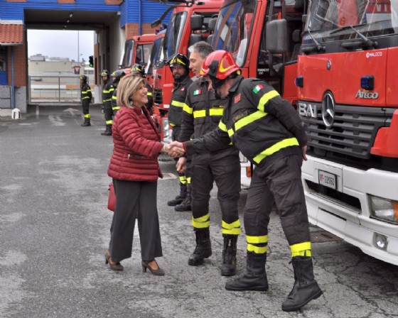 Il Prefetto Annunziata Gallo con il comandante Mauro Luongo davanti ai mezzi di soccorso