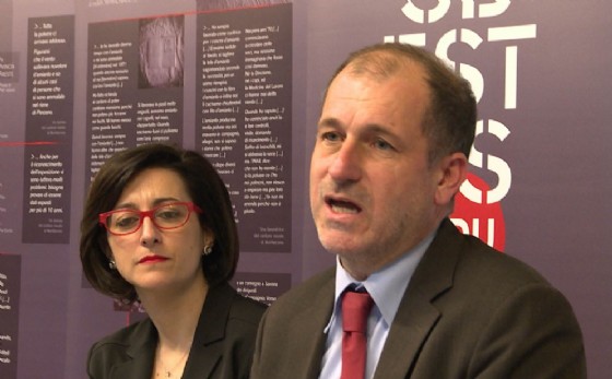 Sara Vito e Davide Iannis (Presidente Consiglio amministrazione CCM) alla consegna dell'archivio documentale del professor Claudio Bianchi al Consorzio Culturale del Monfalconese (CCM), a Villa Vicentini Miniussi (© Foto Produzioni TV Regione FVG) Sara Vito e Davide Iannis (Presidente Consiglio amministrazione CCM) alla consegna dell'archivio documentale del professor Claudio Bianchi al Consorzio Culturale del Monfalconese (CCM), a Villa Vicentini Miniussi (© Foto Produzioni TV Regione FVG)