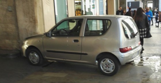 La 600 "parcheggiata" sul marciapiede di via Roma
