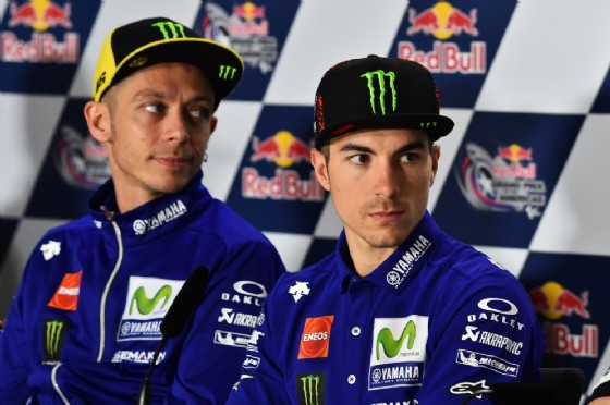 I due piloti della Yamaha, Rossi e Vinales, parlano con i giornalisti