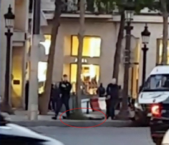 Un frame di un video fatto da un passante e mostrato dal Sky Tg24 in cui si vede il corpo di una persona a terra subito dopo l'attentato terroristico agli Champs Elysees. che in serata è stato rivendicato dall'Isis. Parigi, 20 aprile 2017
