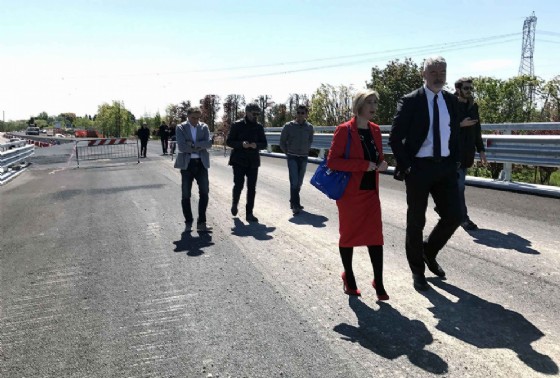 Cristina Amirante (Assessore Urbanistica e Pianificazione Territorio Comune Pordenone) e Paolo Panontin (Assessore regionale Protezione civile) durante il sopralluogo al cantiere dell'intervento antiesondazione del Meduna, sulla strada regionale 251