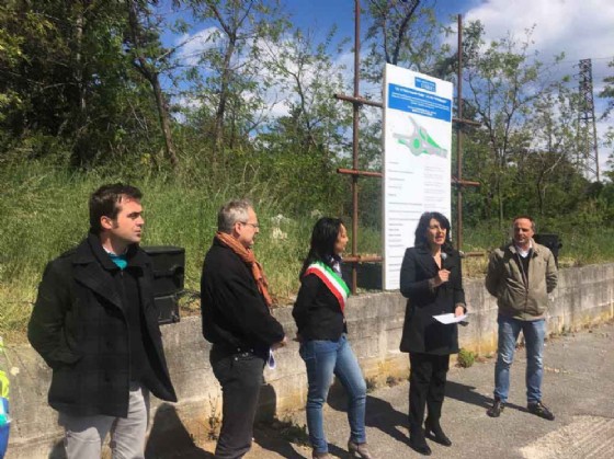 Mariagrazia Santoro (Assessore regionale Infrastrutture e Territorio) alla consegna dei lavori per la realizzazione della rotatoria tra via Colombo e via Romana, con Annamaria Cisint (Sindaco Monfalcone) e tecnici di FVG Strade S.p.A. (© Regione Friuli Venezia Giulia) Mariagrazia Santoro (Assessore regionale Infrastrutture e Territorio) alla consegna dei lavori per la realizzazione della rotatoria tra via Colombo e via Romana, con Annamaria Cisint (Sindaco Monfalcone) e tecnici di FVG Strade S.p.A. (© Regione Friuli Venezia Giulia)