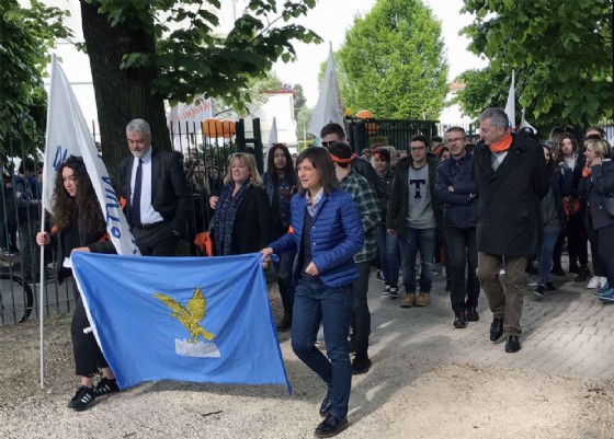 Paolo Panontin (Assessore regionale Protezione civile) e Debora Serracchiani (Presidente Regione Friuli Venezia Giulia) alla marcia "Un aiuto in pochi passi", organizzata dalla Consulta provinciale studentesca di Pordenone e dall'Area Giova (© Foto ARC Liberti) Paolo Panontin (Assessore regionale Protezione civile) e Debora Serracchiani (Presidente Regione Friuli Venezia Giulia) alla marcia "Un aiuto in pochi passi", organizzata dalla Consulta provinciale studentesca di Pordenone e dall'Area Giova (© Foto ARC Liberti)