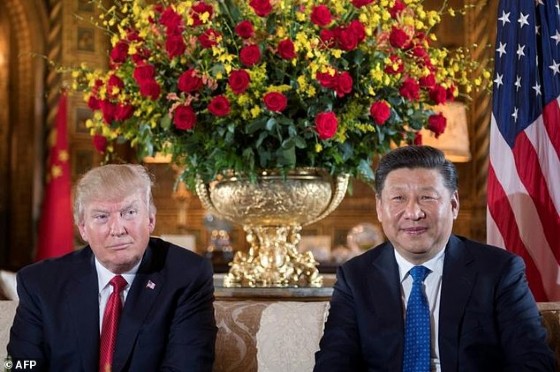 After a meeting with with Chinese President Xi Jinping, President Donald Trump (L) says the US could solve the North Korean «problem» without China