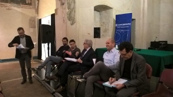 Un tavolo permanente tra gli attori culturali di Pordenone (© Confcooperative Pordenone) Un tavolo permanente tra gli attori culturali di Pordenone (© Confcooperative Pordenone)