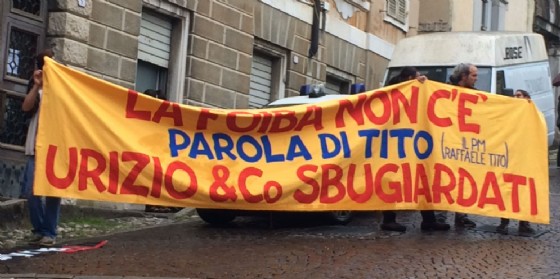 Lo striscione sulle presunte foibe nel Manzanese