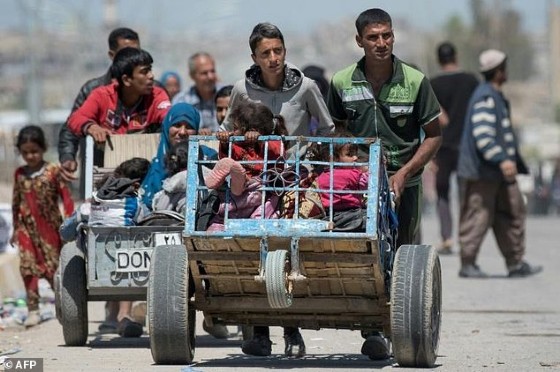 The use of «human shields» is a key part of the jihadists' defence and on Monday they executed several civilians, in an apparent bid to deter any of them from fleeing or rising up