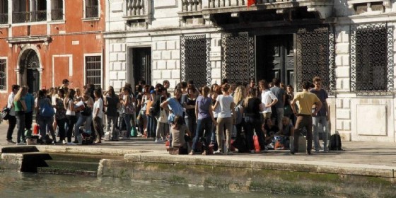 Studenti fuori dalle scuole di Venezia (© Enzo Pedrocco) Studenti fuori dalle scuole di Venezia (© Enzo Pedrocco)