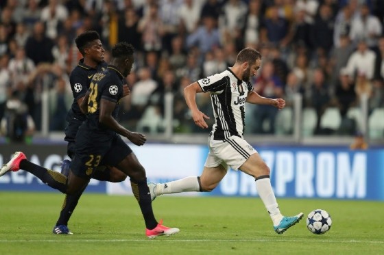 Juventus' forward Gonzalo Higuain (R) vies with Monaco's defender Benjamin Mendy (C) during the UEFA Champions League semi final second leg football match Juventus vs Monaco, on May 9, 2017