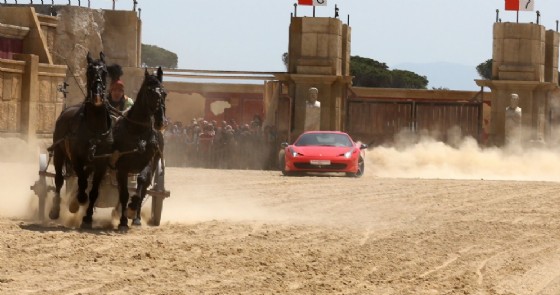 La biga di Ben Hur inseguita dalla Ferrari 458