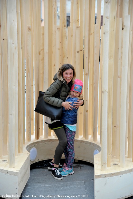 ‘Urban Hugs’: abbracci per tutti nel cuore della città