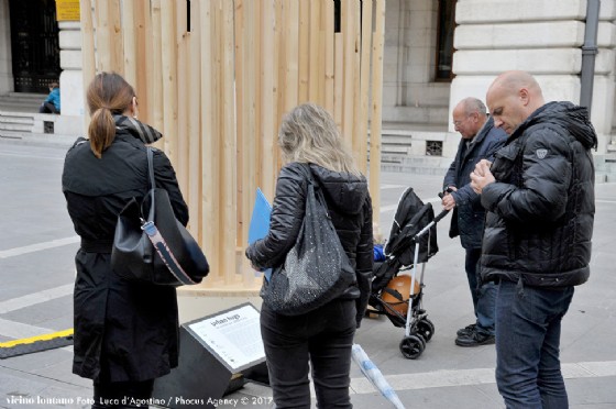 È uno spazio per due, per staccare per pochi secondi le reti delle interazioni sociali, accompagnati dal violoncello di Piero Salvatori