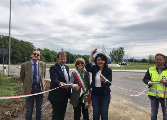 Giorgio Damiani, Lucia d'Andrea e Mariagrazia Santoro all'inaugurazione della rotatoria tra le strade regionale 464 "di Spilimbergo", regionale 552 "del Passo Rest" e provinciale 34 "di Pinzano" (© Regione Friuli Venezia Giulia) Giorgio Damiani, Lucia d'Andrea e Mariagrazia Santoro all'inaugurazione della rotatoria tra le strade regionale 464 "di Spilimbergo", regionale 552 "del Passo Rest" e provinciale 34 "di Pinzano" (© Regione Friuli Venezia Giulia)