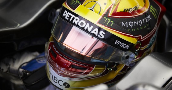 Lewis Hamilton nell'abitacolo della sua monoposto