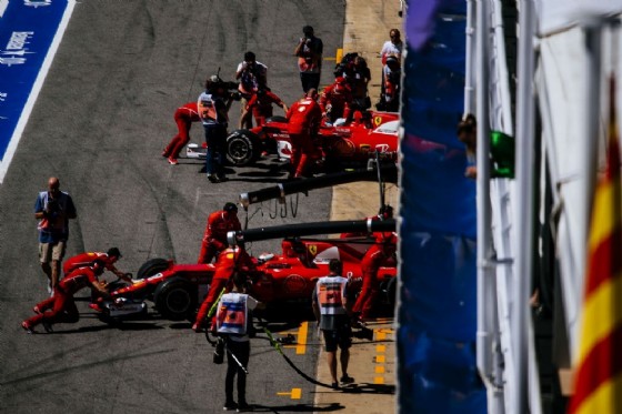 Le due Rosse di Vettel e Raikkonen spinte nel garage dai meccanici