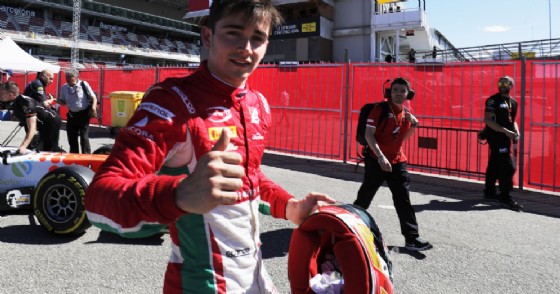 Charles Leclerc festeggia la pole position a Barcellona