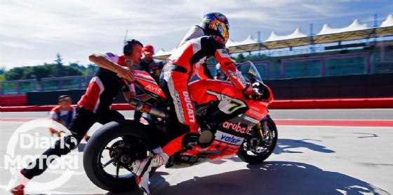 Marco Melandri esce dal garage Ducati sul circuito di casa
