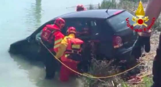 L'auto finita fuori strada a San Michele al Tagliamento (© Vigili del Fuoco) L'auto finita fuori strada a San Michele al Tagliamento (© Vigili del Fuoco)
