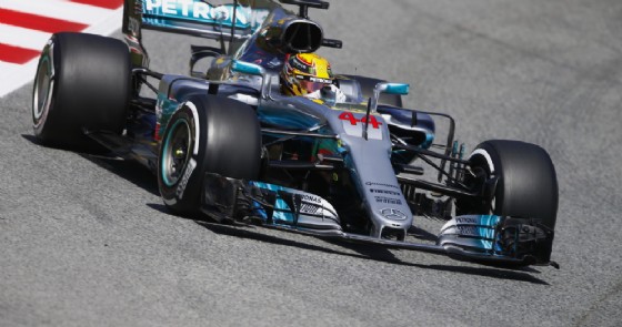 Lewis Hamilton in azione a Barcellona