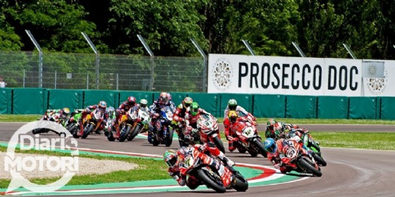 Le due Ducati di Davies e Melandri alla partenza