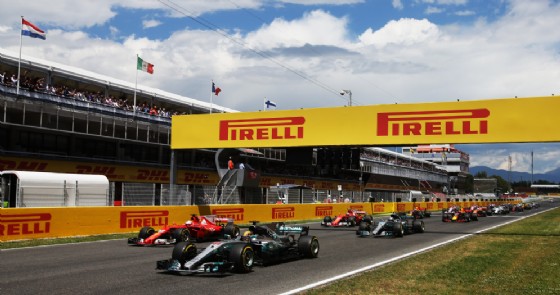 La partenza del GP di Spagna con Sebastian Vettel che supera Lewis Hamilton