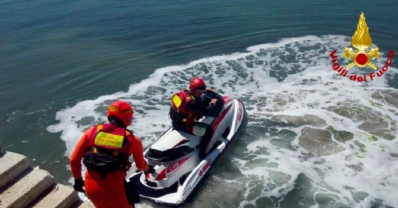 Cade in acqua davanti a Malamocco: salvata dai Vigili del Fuoco (© Vigili del Fuoco) Cade in acqua davanti a Malamocco: salvata dai Vigili del Fuoco (© Vigili del Fuoco)
