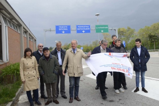 Serracchiani, Pezzetta, Fania, Menis, Semolic e Majcen alla cerimonia a Fernetti (© Regione Friuli Venezia Giulia) Serracchiani, Pezzetta, Fania, Menis, Semolic e Majcen alla cerimonia a Fernetti (© Regione Friuli Venezia Giulia)