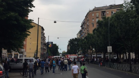 La gente che si è radunata in via Borgaro